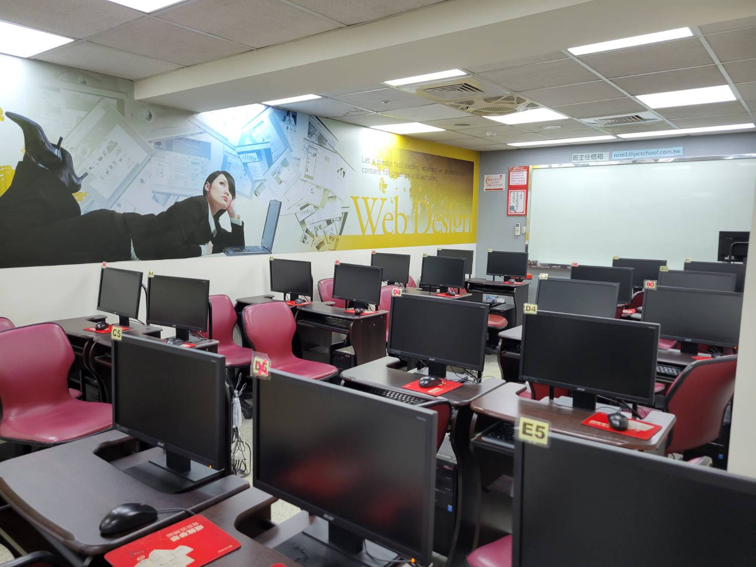 新莊電腦教室｜新裝潢設備新、專人管理、交通四通八達