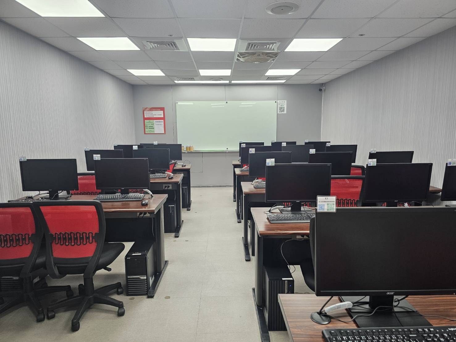逢甲電腦教室｜逢甲商圈、專人管理、設備新、年輕活力機能佳
