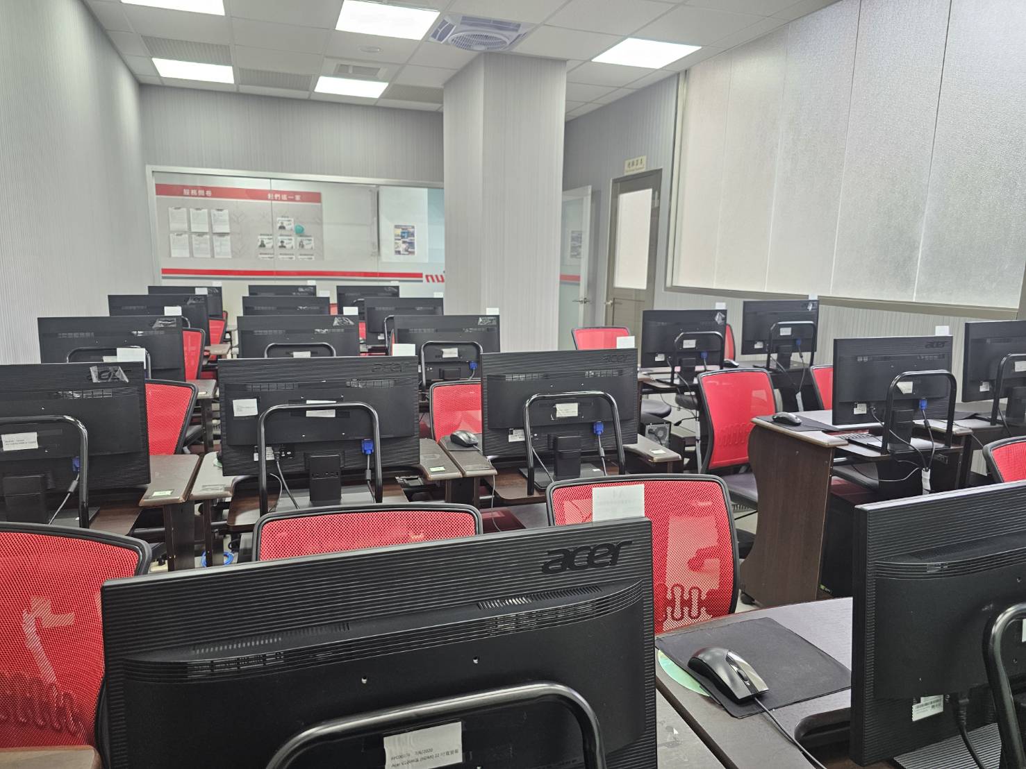 逢甲電腦教室|逢甲商圈、專人管理、設備新、年輕活力機能佳