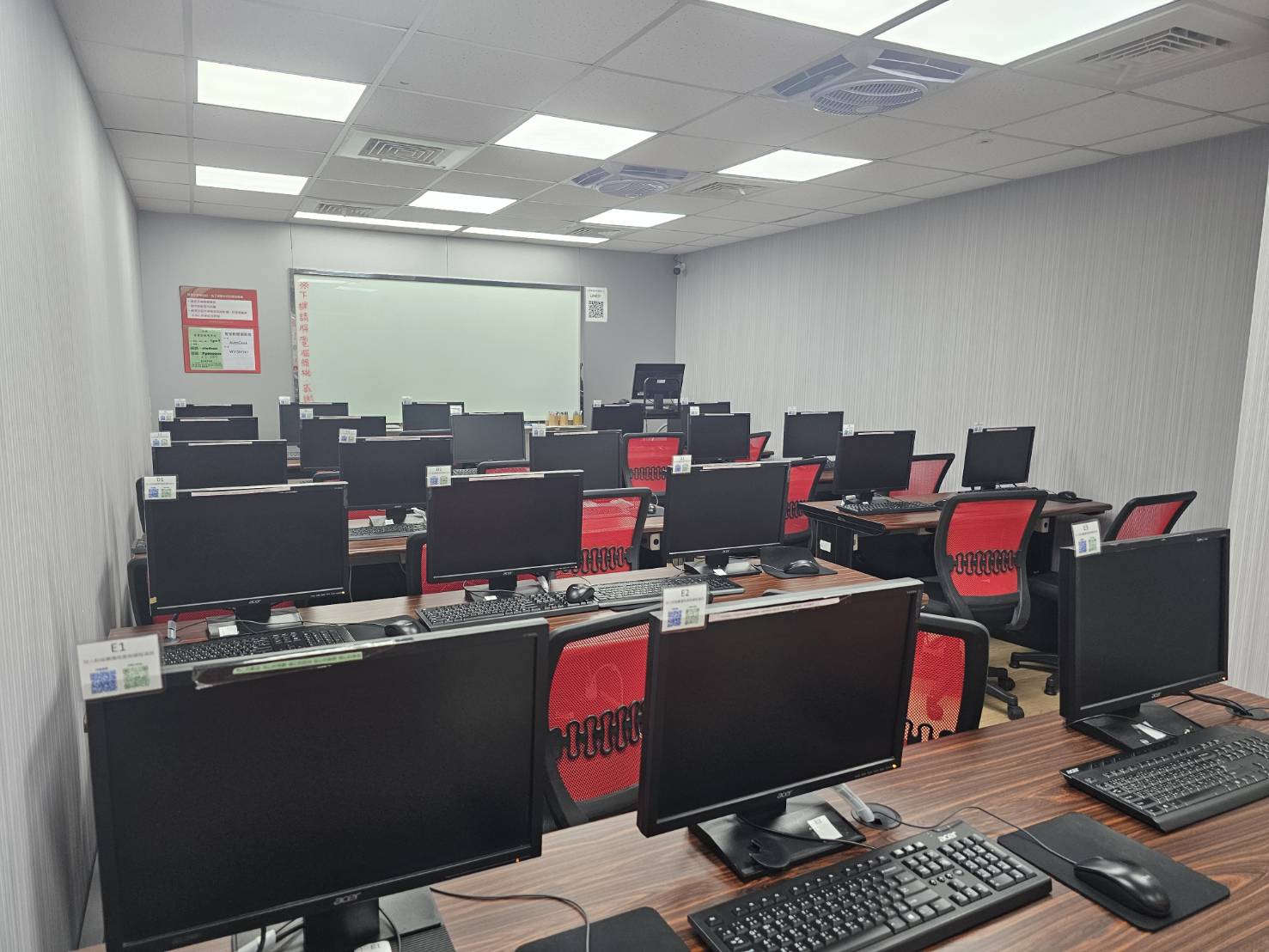 逢甲電腦教室｜逢甲商圈、專人管理、設備新、年輕活力機能佳