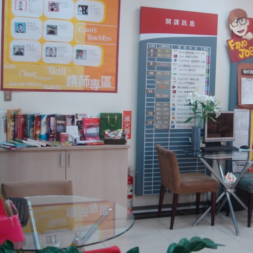 逢甲電腦教室｜逢甲商圈、專人管理、設備新、年輕活力機能佳