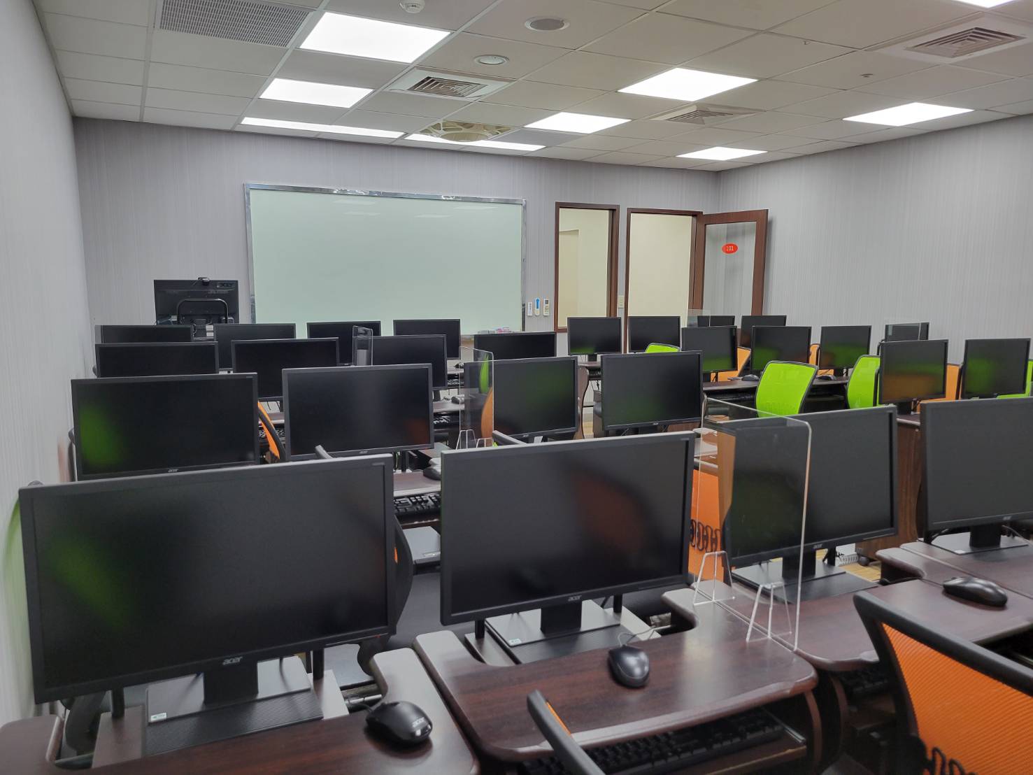 新莊電腦教室｜新裝潢設備新、專人管理、交通四通八達