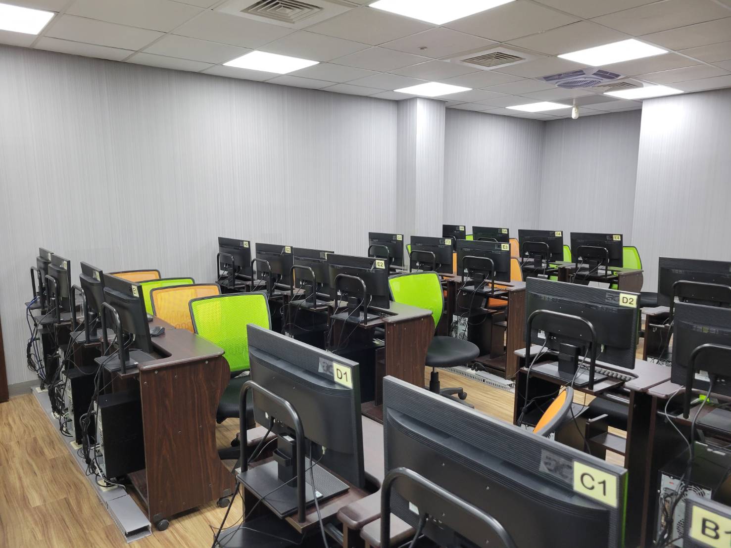 新莊電腦教室｜新裝潢設備新、專人管理、交通四通八達